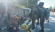 Patroli Humanis di Kali Samabuasa, Satgas Operasi Damai Cartenz Bangun Kedekatan dengan Warga