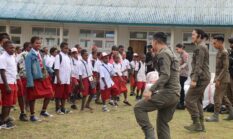 Berikan Dukungan Psikologis, Satgas Damai Cartenz Ajak Anak-anak SD Inpres Kago Bermain dan Belajar Bersama