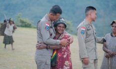 Delapan Bulan Bersama Warga, Satgas Ops Damai Cartenz Tinggalkan Kesan Kekeluargaan di Kiwirok